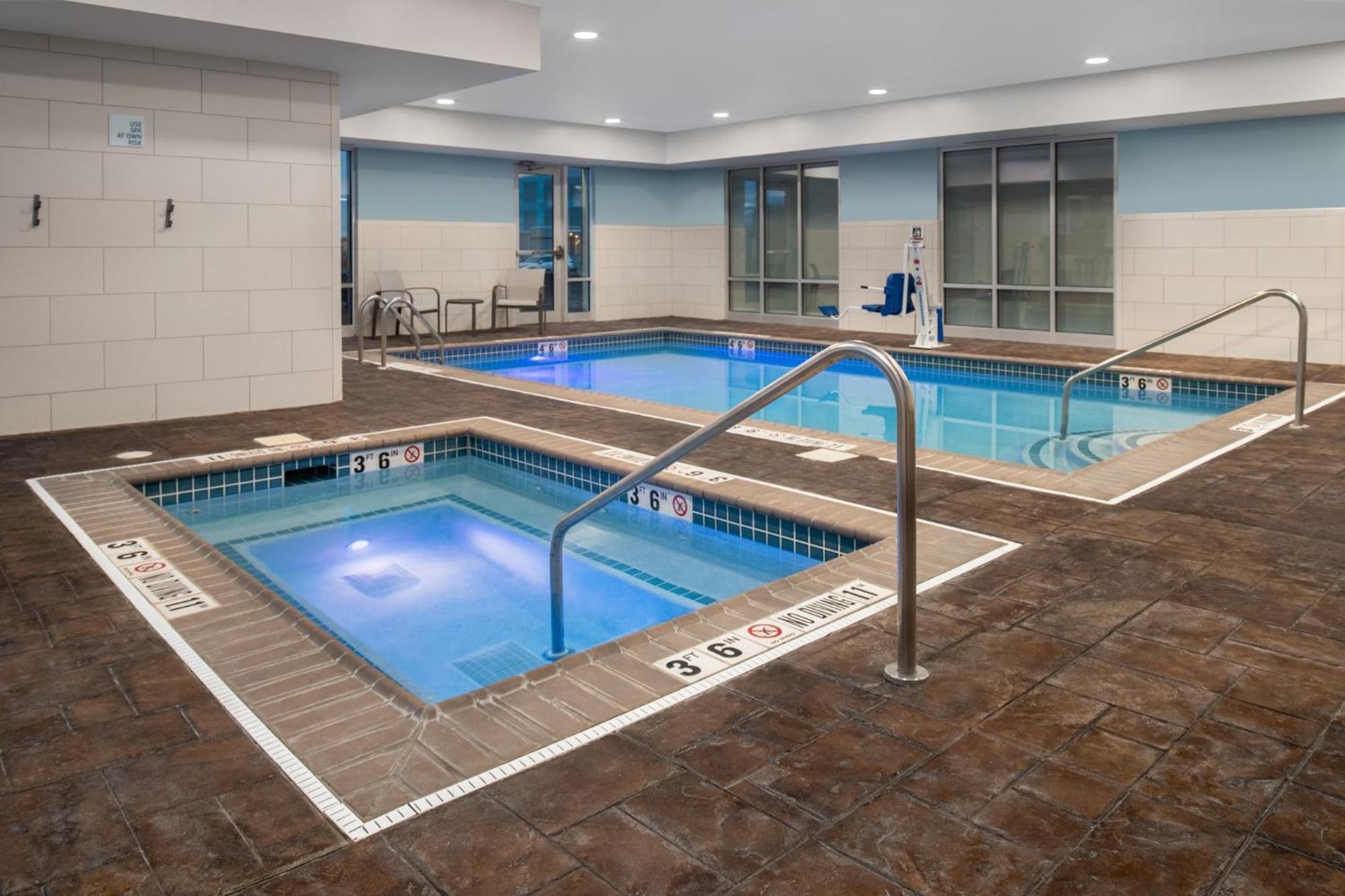 Holiday Inn Express Hotel & Suites Terre Haute By Ihg Exteriör bild